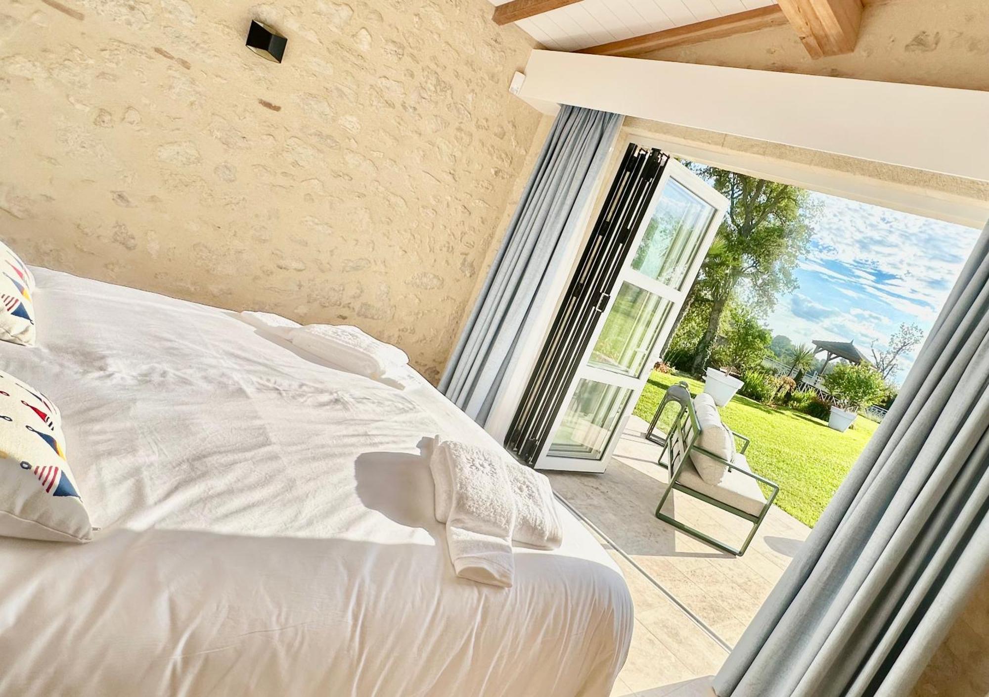 Chateau De Lafont Suites Saint-Vivien  외부 사진